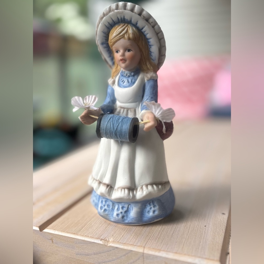 VINTAGE Blue & White Porcelain Seamstress Figurine • Thread & Pins Craft Lady - Picture 4 of 15